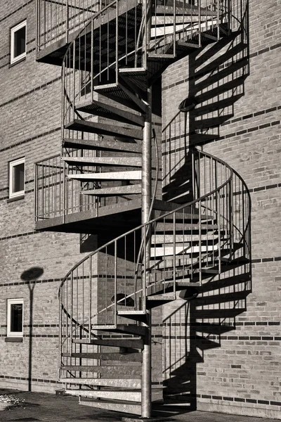 Tiro preto e branco de uma escada sinuosa — Fotografia de Stock