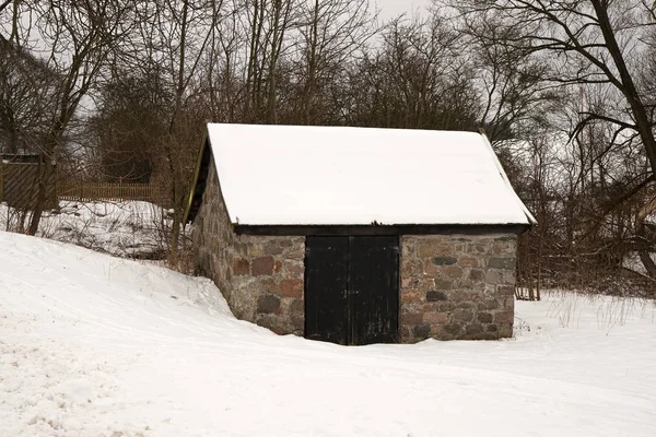 Kleine Hütte im Schnee — Stockfoto