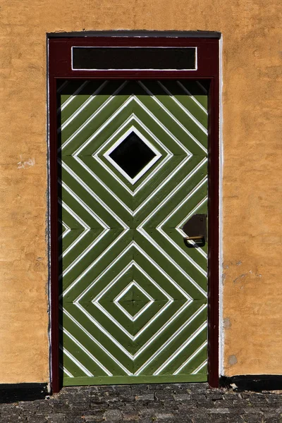 緑と白のドア — ストック写真