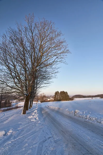 Pequeño camino en la nieve — Foto de Stock