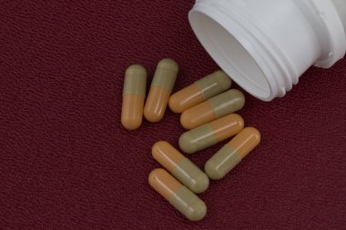 İki renkli hapları portre