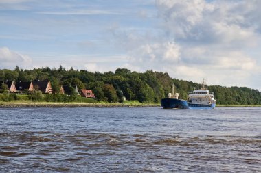 -2799 kanalından geçen gemi