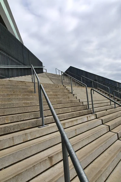 공공 건물에 현대 계단 — 스톡 사진