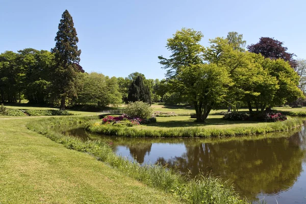 Lac dans le parc — Photo