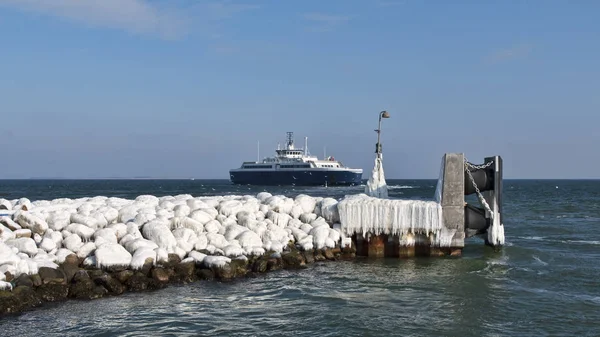 Traghetti in partenza dal porto — Foto Stock