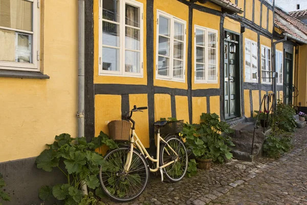 A bicicleta amarela — Fotografia de Stock