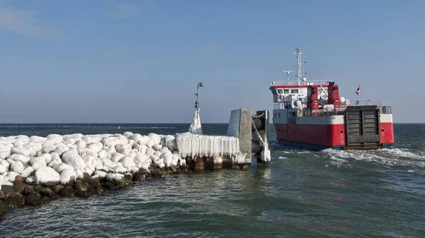 Pequeño ferry que sale del puerto — Foto de Stock