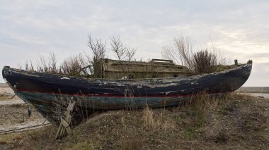 Sahilde eski tekne