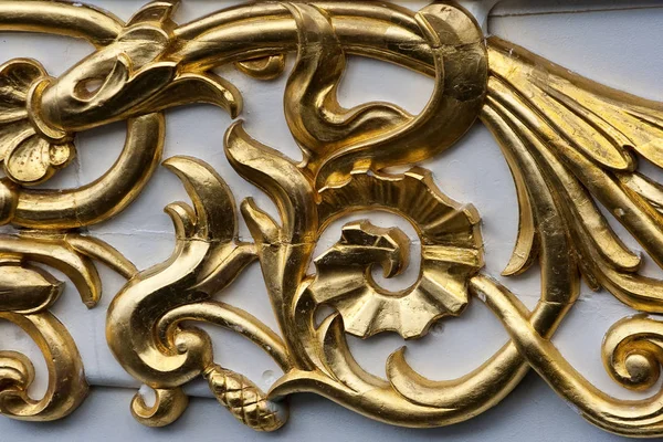 Крупный план по золотому орнаменту — стоковое фото