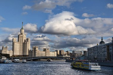 Moskva Nehri 'nde dolaşıyorum. 