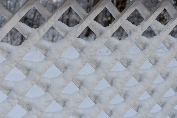 Снег на заборе — стоковое фото