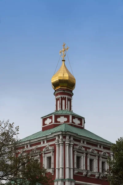 Tour d'or sur une église — Photo