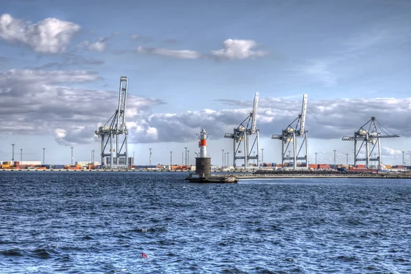 Grúas de contenedores en la terminal — Foto de Stock