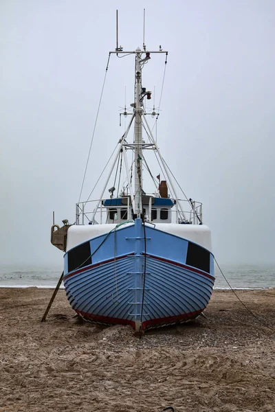 Rybářská loď na pláži — Stock fotografie