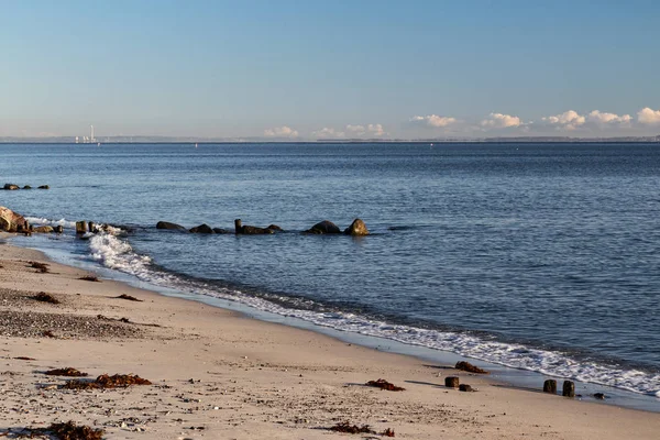 Klippor på stranden — Stockfoto