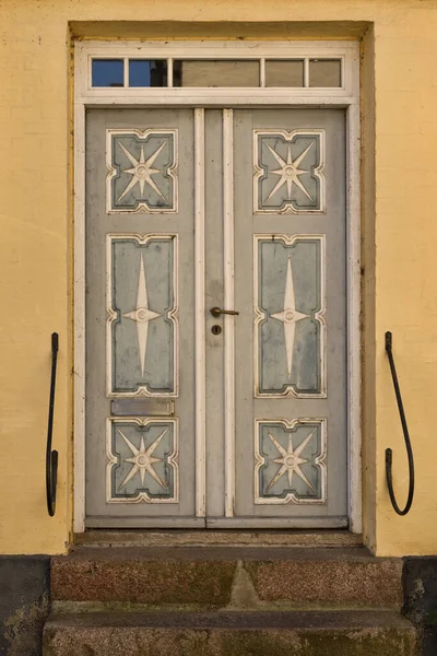 Old Double Door Yellow House — Stock Photo, Image