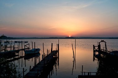Danimarka Hejlsminde körfezinde gün batımı
