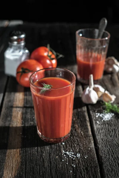 Szklanka Świeżego Soku Pomidorowego Pomidorów Czosnku Ciemnej Drewnianej Desce — Zdjęcie stockowe