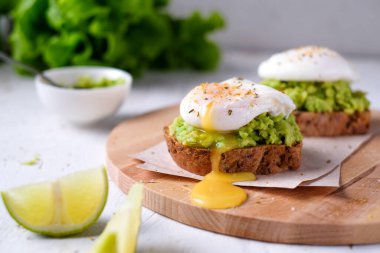 Taze vejetaryen bruscetta, avokado, limon ve kaynamış yumurta.. 