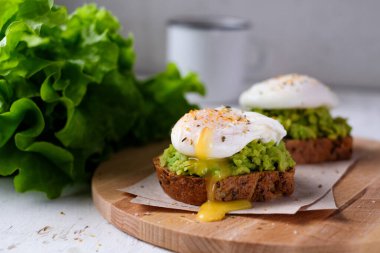 Taze vejetaryen bruscetta, avokado, limon ve kaynamış yumurta.. 