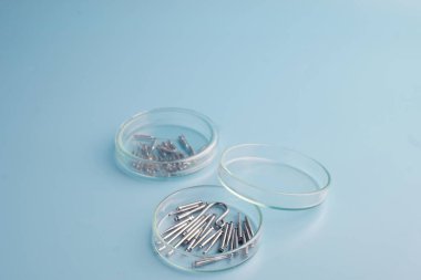 Mavi arka planda profesyonel tıbbi araçlar