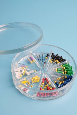 Mavi arka planda profesyonel tıbbi araçlar