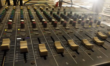 Profesyonel Ses Karıştırıcı ve Profesyonel Kulaklıklar 