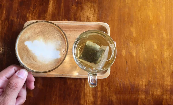 Secangkir kopi latte di bar kayu . — Stok Foto