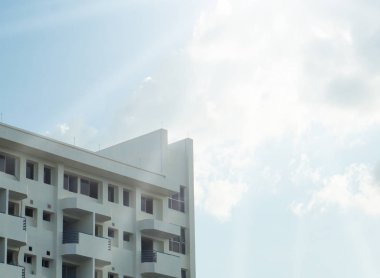  Güneşli bir günde mavi gökyüzü olan apartmanlar. Bir dış görünüş