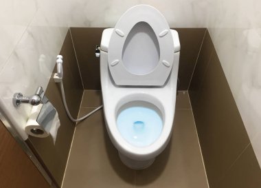 Tuvaletin üst manzarası, banyoda tuvalet..