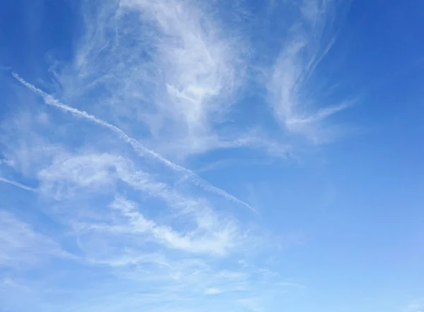 Ομορφιά μπλε ουρανό και τα σύννεφα. — Φωτογραφία Αρχείου