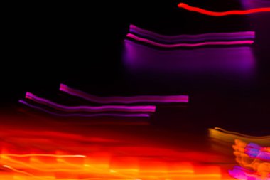 Soyut arkaplandaki çok renkli ışık çizgisi eğriliği