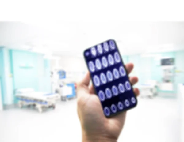 Acil Servis Hastanesinde Elinde Tablet Akıllı Telefon Tutan Yakın Çekim — Stok fotoğraf