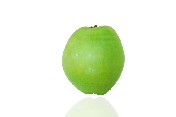 白色背景上的绿色椰子 — 图库照片