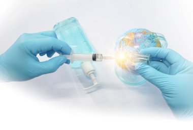 Yakın plan bilim adamları şırınga kullanarak şeffaf tıbbi eldivenler kullanarak dünya üzerindeki Covid-19 aşısı için bir deneme ilacı hazırlıyorlar. Bilimsel ve tıbbi kavram