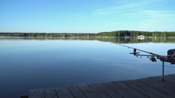 Plataforma de pesca en estanque — Vídeo de stock