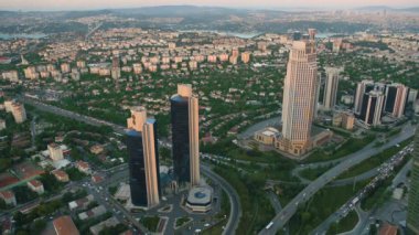 Yollar ve Istanbul içinde gökdelenler