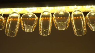 Üst üste asılı şarap bardakları