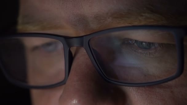 Ο άνθρωπος σε γυαλιά και υπολογιστή — Αρχείο Βίντεο