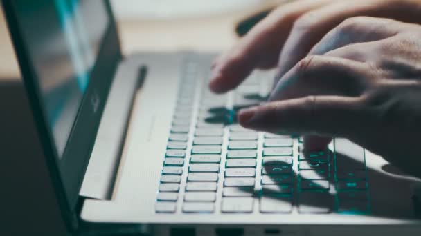 Man typing on a laptop — Stock Video