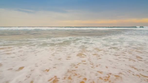 Costa arenosa do oceano — Vídeo de Stock