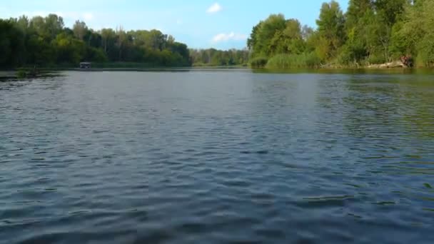 Paseo en barco por el río — Vídeo de stock