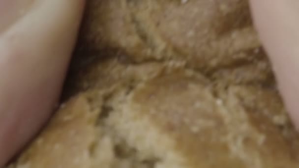 Розбиття хліба крупним планом — стокове відео