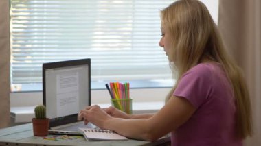 Bilgisayarlı genç kız