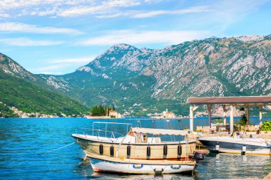 Perast dağlarında kayıklar