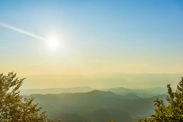 山の範囲と太陽 — ストック写真