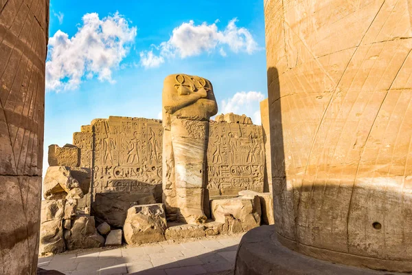 Estatua sin cabeza en el templo de Karnak — Foto de Stock