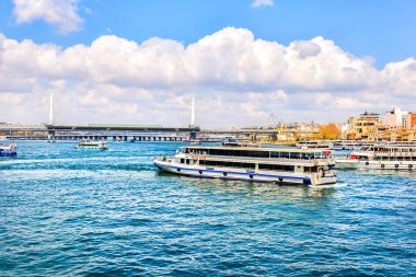 Metro köprüsü ve tekneler