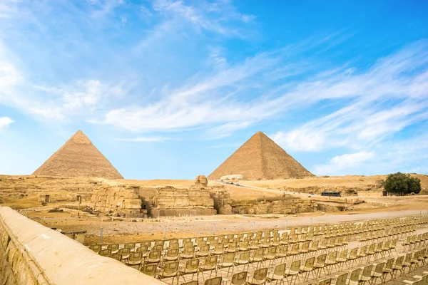Assentos perto de pirâmides — Fotografia de Stock