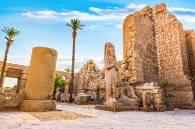 karnak Tapınağı kalıntıları